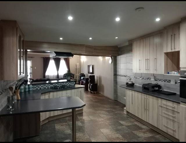 4 BEDROOM HOUSE FOR SALE IN VAN DYK PARK